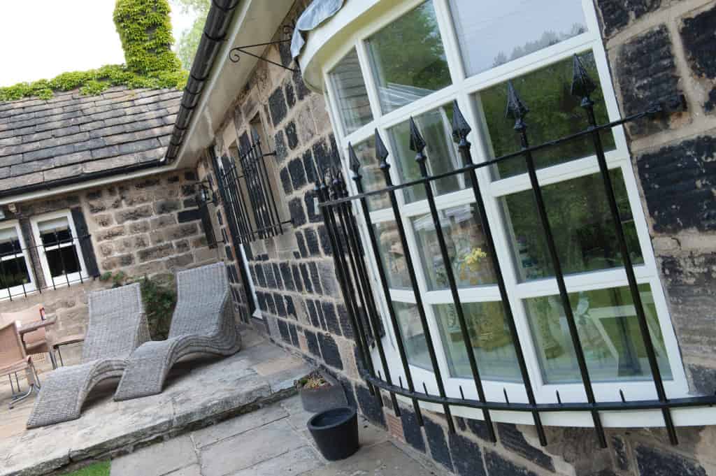 Liniar Bow Window Reading