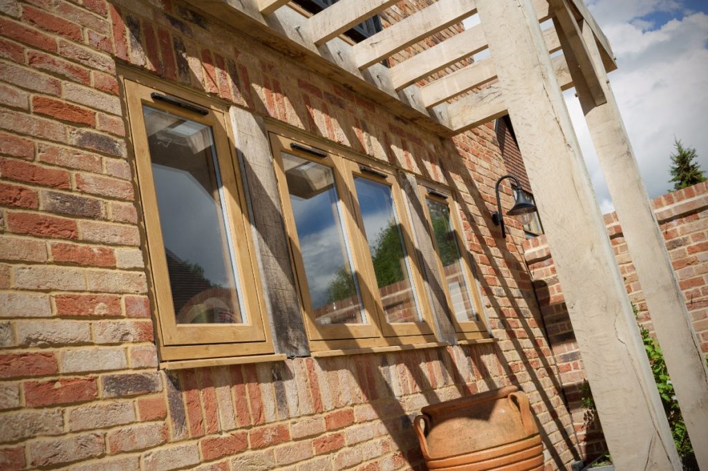 R9 Woodgrain Windows Reading